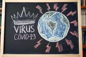 inscripción permanecer a hogar. brote advertencia. escrito blanco tiza en pizarra en conexión con epidemia de coronavirus mundial. foto