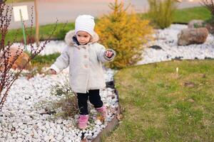 pequeño caucásico niña camina en otoño parque foto