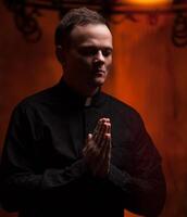 retrato de hermoso católico sacerdote o pastor con perro cuello, oscuro rojo antecedentes. foto