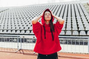 retrato de un hermosa caucásico niña atleta foto