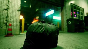 un basura bolso sentado en el suelo en frente de un edificio video