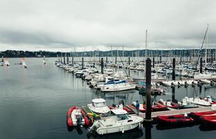 pecho, Francia 31 mayo 2018 panorámico al aire libre ver de sete centro de deportes acuáticos muchos pequeño barcos y yates alineado en el puerto. calma agua y azul nublado cielo. foto