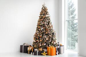 Navidad árbol en blanco interior con elegante negro y naranja regalo caja foto