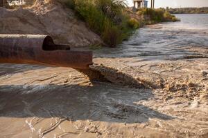 contaminación de el ambiente por residuos desde tubería o drenaje. el concepto de naturaleza contaminación alcantarillado. foto