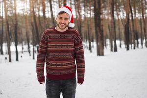 atractivo barbado hombre en pie al aire libre en invierno temporada bosque. foto