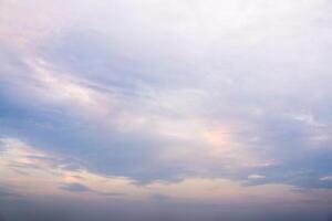 hermosa dramático nublado cielo puesta de sol antecedentes foto