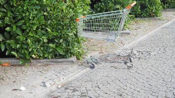 boodschappen doen kar in een leeg auto park video