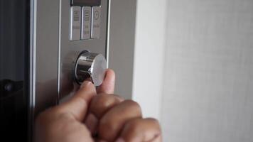 dichtbij omhoog van mannen hand- instelling temperatuur controle Aan oven. video