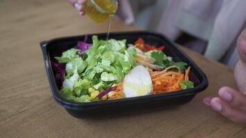 vrouw aan het eten salade in een plastic kom buitenshuis video