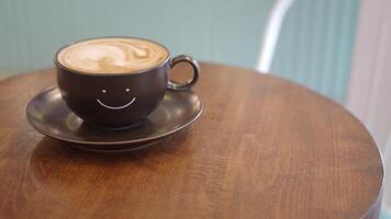 nero caffè tazza con Sorridi forma design su esso video