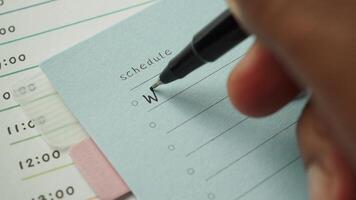 schrijven op een dagelijkse planner op tafel. video