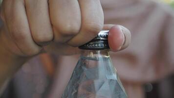 öffnen ein Deckel von ein Plastik Wasser Flasche video