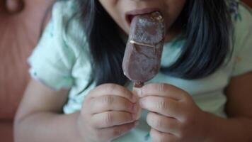 bambino mano Tenere ghiaccio crema video