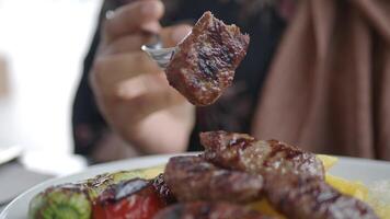 kvinnor äter traditionell turkiska kök köttbulle kofte video
