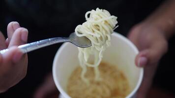 mangiare immediato tagliatelle con un' forchetta. video