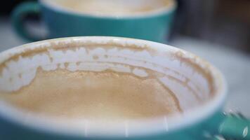 oben Aussicht von leeren Kaffee Tasse auf Tabelle , video