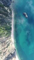 aereo Visualizza. il fuco mosche al di sopra di nebbioso e soffice nuvole. blu cielo sole e mare nebbia. astratto aereo natura estate oceano tramonto mare e cielo sfondo. orizzonte. vacanza, viaggio e vacanza concetto video