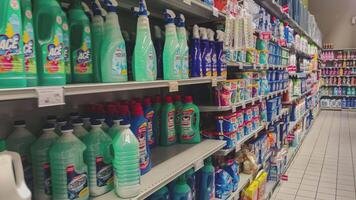 Milano Italia 5 novembre 2021 plastica contenitori di marea marca liquido lavanderia detergente nel un' supermercato corridoio video