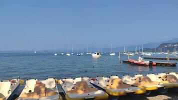 bardolino Italia dieciséis septiembre 2020 panorama de playa en garda lago de bardolino video