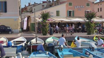 Bardolino Italie 16 septembre 2020 Port de Bardolino dans une ensoleillé journée video