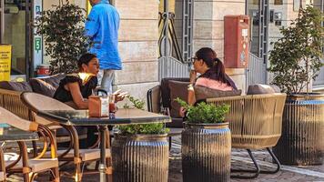 rovigo Italie 29 juillet 2022 les filles bavarder séance à le bar video