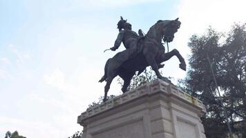 verona Itália 11 setembro 2020 Vittorio emanuele passeio uma cavalo estátua dentro verona video