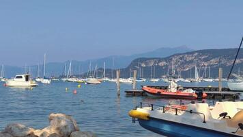 bardolino Italia dieciséis septiembre 2020 panorama de playa en garda lago de bardolino video