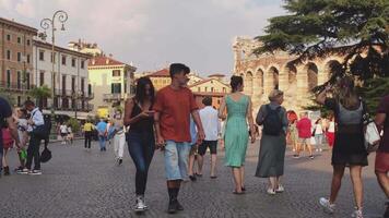 Verona Italia 11 settembre 2020 largo angolo Visualizza di piazza reggiseno pieno di turisti nel Verona nel Italia video