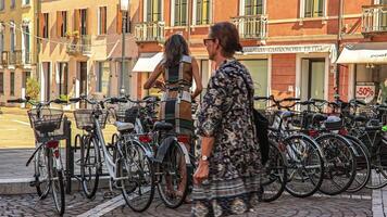 rovigo Italië 29 juli 2022 meisje duurt de fiets in de stad video