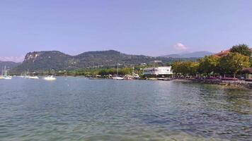 Aussicht von Garda See im Italien von Bardolino 11 video