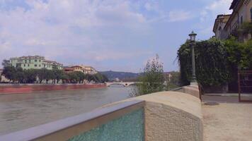 adige Fluss Landschaft Aussicht im Verona video