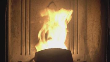 fuego dentro un bolita estufa 2 video