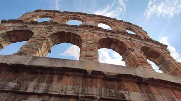 arena di Verona dettaglio sotto un' blu cielo 5 video