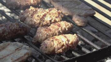 Fleisch Köche auf das Grill im schleppend Bewegung 2 video