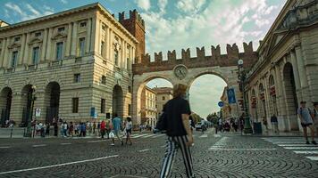 Verona Italia 11 settembre 2020 portoni della reggiseno nel Verona nel Italia a tramonto tempo 4 video