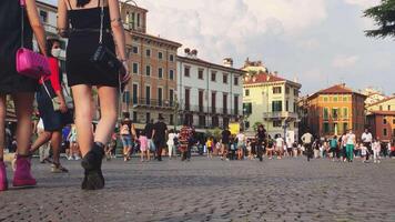 verona Italië 11 september 2020 breed hoek visie van piazza beha vol van toeristen in verona in Italië video