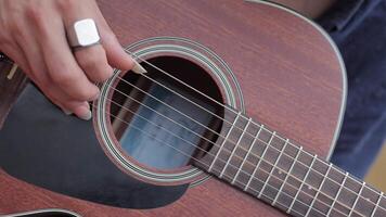 jouer le guitare video