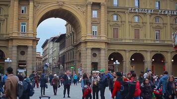 gens en marchant dans Florence carré pendant jour video