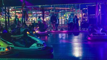 rovigo Italië 25 oktober 2022 verpletteren bumper auto's Bij pret eerlijk in amusement park met luna park lichten Bij nacht video