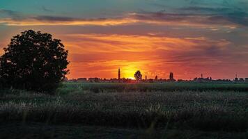 zonsondergang land dorp veld- oranje video