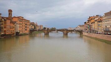 arno Fluss im Florenz mit ein Brücke genommen von ponte Vecchio video