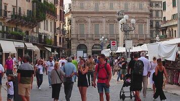 verona Italië 11 september 2020 piazza delle erbe in verona vol van mensen wandelen video