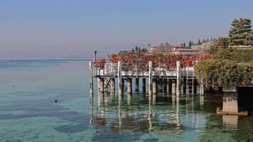 sirmione Riviera ein heiter und atemberaubend Aussicht von See Garda video
