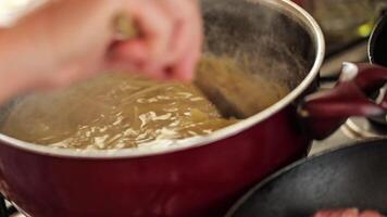 kokande pasta på Hem video