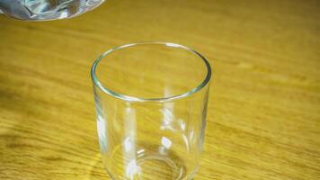 water gieten in glas video