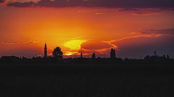 zonsondergang oranje land landschap dorp 9 video