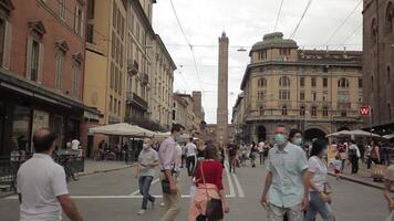 Bolonha Itália 17 Junho 2020 pessoas com médico mascarar dentro Bolonha durante cobiçado emergência video