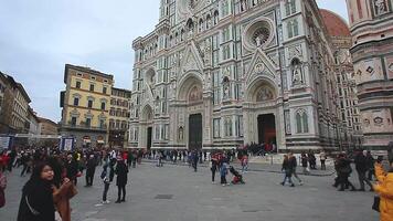 Aussicht von das Vorderseite Fassade von das Duomo von Florenz Schuss auf ein wolkig Tag mit das Licht Das verbessert das Farben video