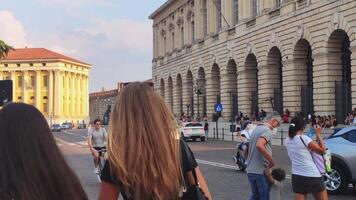 Verona Italia 11 septiembre 2020 amplio ángulo ver de plaza sostén lleno de turistas en Verona en Italia video