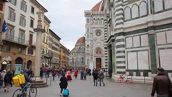 détail de le piazza del duomo dans Florence avec touristes visite il sur une nuageux journée avec le lumière cette améliore le couleurs video